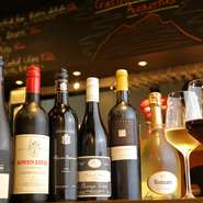 ソムリエ自らがオーストラリアへ足を運び厳選したワイン『クールウッズシラーズ』などを中心に、イタリア産、フランス産、南アフリカ産まで食事に合ったワインを40種類ほど取り揃えています。