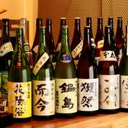 美味しい酒として定番になっているものから、他店ではあまり見かけない珍しいものまで、日本酒は常に30種類以上を置いています。一般的にはプレミアムな扱いの銘酒が、コースの飲み放題に登場することも。