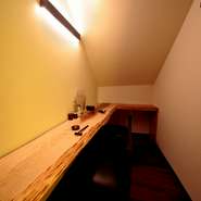 メインのカウンターとは別に、二人掛けでゆったり座れるカウンター席があります。半個室感覚で座れるデートにぴったりのスペースです。日本酒好きのカップルなら、お酒と酒肴でカジュアルなデートが楽しめます。