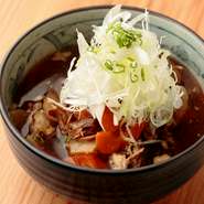 【宵の間】の人気料理は、日本酒によく合う「おばんざい」。牛スジはじっくりと煮込んでいるので柔らかく煮上がっています。醤油とみりんで家庭的なやさしい味わいに仕上げた一品です。