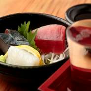 店に入ってまず最初の皿、新鮮な魚が彩りよく盛られたお通しの『お刺身三種盛』