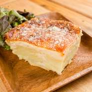 フランス北東部の郷土料理。スライスしたジャガイモに生クリームと牛乳で煮込み、チーズをのせてオーブンで焼き上げました！