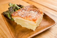 フランス北東部の郷土料理。スライスしたジャガイモに生クリームと牛乳で煮込み、チーズをのせてオーブンで焼き上げました！