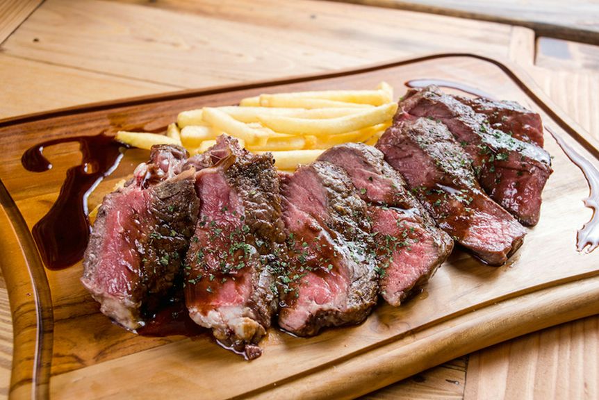 ジューシーでやわらかな『厚切りリブロースステーキ300g』