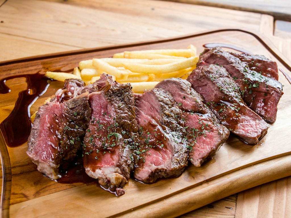 ジューシーでやわらかな『厚切りリブロースステーキ300g』