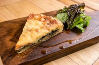 フランス北東部の郷土料理。パイ生地に肉・野菜などをいれ、チーズをのせてオーブンで焼き上げました。写真は「ベーコンとほうれん草のパイ」