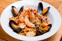 天使の海老・ムール貝・ヤリイカ・アサリのトマトソースです！