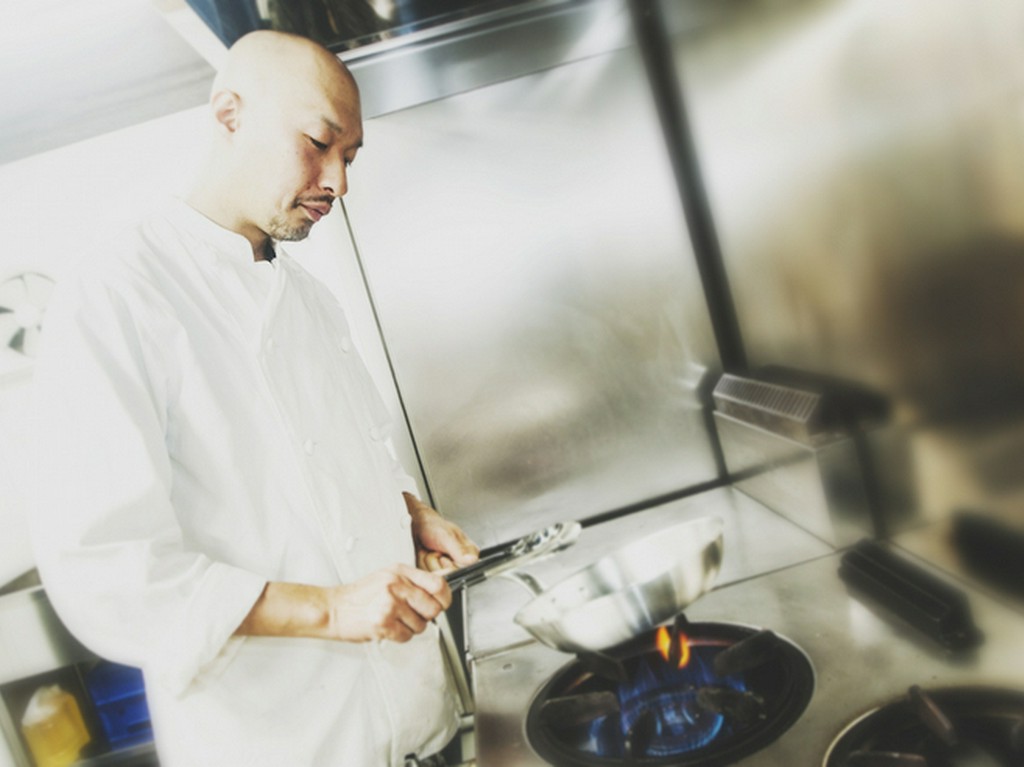 シェフのこだわりが詰まった居心地のよい店内