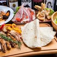 50種をこえる飲み放題メニューと、アツアツとりももをトルティアで巻いた「チキンファヒータ」で満腹です！