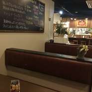 ビルの3階にあるので、階段を上がってご来店いただいたお客様には感謝の気持ちでいっぱいです。お客様がゆっくりくつろげるスペースを設けるなどアットホームな空間づくりを心掛けています。