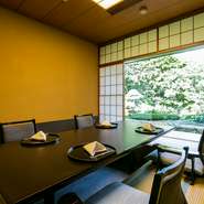 美しく手入れされた日本庭園を臨む、凛とした空気の個室