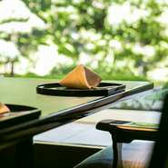 離れのような造りの個室はゆったりと過ごせ、大切な商談やお祝い事、また人目を気にせず寛ぎたい時などに最適です。窓の外に広がる緑豊かな庭園と、季節感溢れる料理に、ゲストの心も和み会話も弾みます。