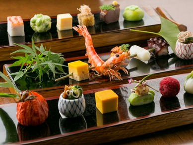 躍動感のある美しい彩り。目でも愉しめる『八寸』　　