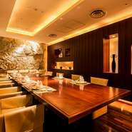 贅を尽くした内装の「翡翠」、黒を基調にモノトーンで統一した「琥珀」などの個室は、商談や接待の席に最適です。優雅な空間と最高級食材を使った料理は、緊張感ある場を和ませてくれることでしょう。