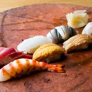高級食材ばかりを使った寿司と料理のおまかせコースは、品数とボリューム感もあり、接待や会席に最適。また、請求書での支払いにも対応できます。