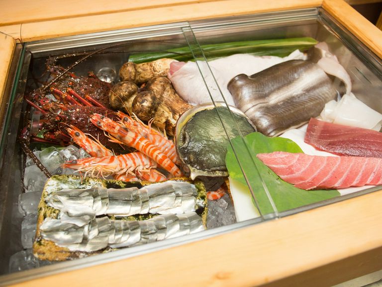 築地市場で信頼する仲卸の「その日一番いいネタ」を、さらに吟味