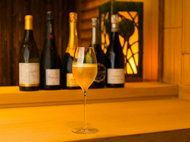 記念日には、店主こだわりのシャンパンやワインで乾杯も