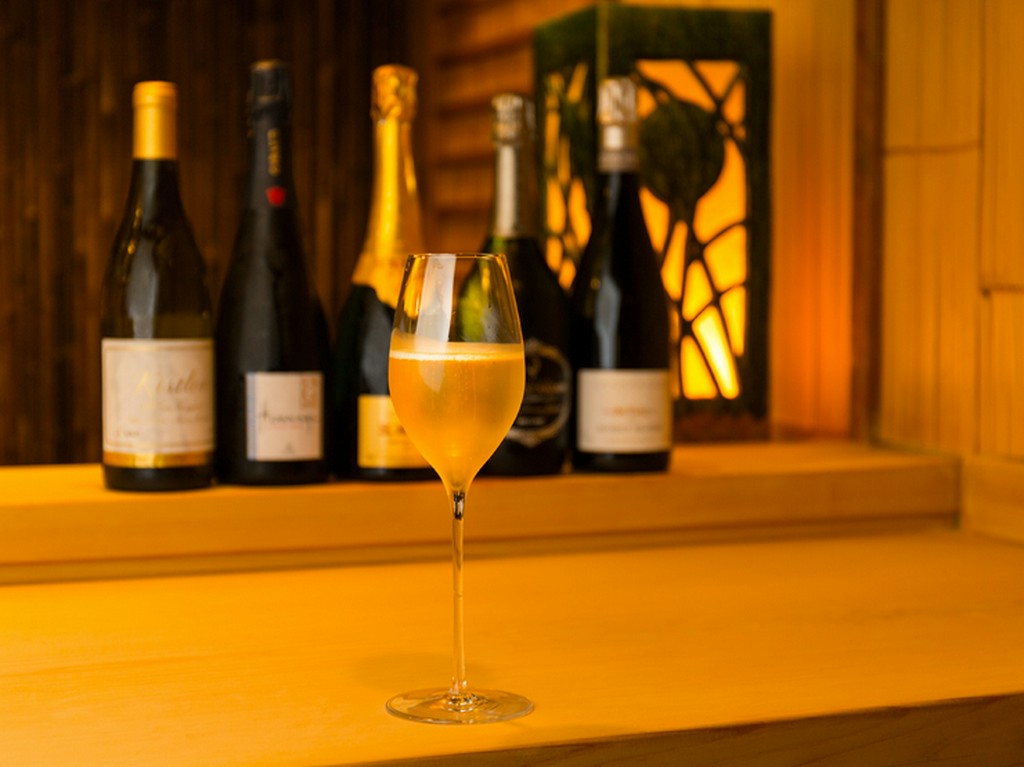 記念日には、店主こだわりのシャンパンやワインで乾杯も
