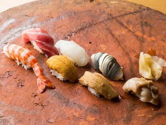 おまかせコースの締めのご飯は、季節の魚介づくしの『握り7貫』