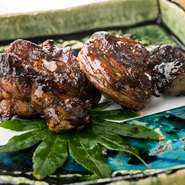 浜名湖産のすっぽんの中でも、大きな5年ものに限定。その希少な素材に、醤油とみりんの甘めのタレを付けて焼き上げた、歯ごたえのある「焼きすっぽん」。食通も驚く珍味をご賞味ください。