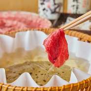 厳選した国産の食材を使った贅沢なしゃぶしゃぶを提供しております。お肉は日本三大和牛である近江牛を使用。料理人の洗練された技術で、味だけでなく目でも楽しめる料理として仕上がりました。