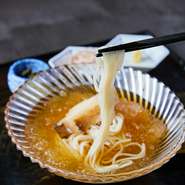 お客様から大変好評な生そうめんは店内にして仕上げております。生麺の独特な食感をお楽しみください。