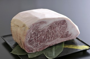 質の良い豚肉や牛肉、京野菜を中心に国内の特産物を取りそろえる
