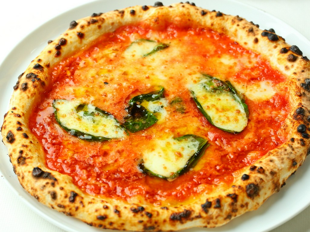 ピッツァの本場ナポリの職人が焼き上げる絶品『マルゲリータ』