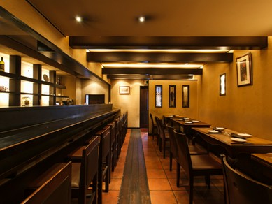 白とブラウンを基調とした和風モダンな店構え、大きな提灯が目印