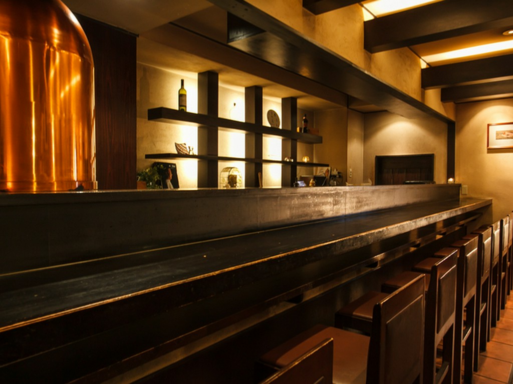 ブラウン色を主体としたシックな雰囲気の空間が広がります