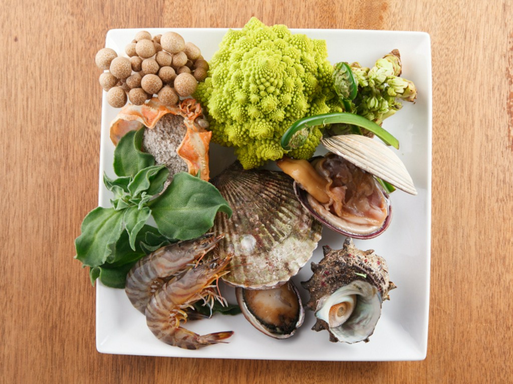 素材は毎朝市場で仕入れており、旬のネタを使ったメニューも