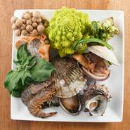 串揚げのネタは毎日市場へ出向き、仕入れています。旬の素材やその時々の最高のネタを当日の串揚げメニューに。華やかな見た目やアイデアを凝らしたトッピングなど、目で見て楽しめる串揚げが日替わりで登場します。