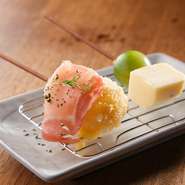 ゴーダチーズとミニトマトという黄金コンビネーションの串揚げに、生ハムがたっぷりとのった定番の串揚げ。とろーんと、とろけるチーズの美味しさがやみつきになりそうなメニューです。