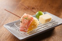 ゴーダチーズとミニトマトという黄金コンビネーションの串揚げに、生ハムがたっぷりとのった定番の串揚げ。とろーんと、とろけるチーズの美味しさがやみつきになりそうなメニューです。