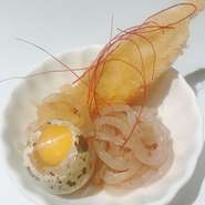 ミディアムレアで揚げています。備え付けのうずらの卵を絡めてお召し上がり下さい！すき焼きの味がお楽しみ頂けます。