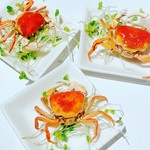 春から初夏にかけての限定！生きた沢蟹を揚げます。とても可愛い…であってお酒とよく合います！