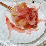 春と秋だけお召し上がり頂けます。海の宝庫と言われるくらい鮮やかで目でも楽しんで頂け、とても美味しいです。帆立貝柱とたっぷりの生桜海老をご賞味下さい。