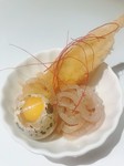 ミディアムレアで揚げています。備え付けのうずらの卵を絡めてお召し上がり下さい!すき焼きの味がお楽しみ頂けます。