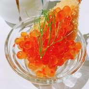 ノルウェー産サーモンとの串揚げに、イクラを添えた逸品。イクラの色鮮やかな赤が映える、見て愉しい串揚げとなっております！サーモンとイクラの親子串をご堪能ください！