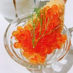 ノルウェー産サーモンとの串揚げに、イクラを添えた逸品。イクラの色鮮やかな赤が映える、見て愉しい串揚げとなっております！サーモンとイクラの親子串をご堪能ください！