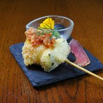 原木のプロシュートを添えた、ズッキーニとチーズの串揚げ。濃厚なシーズの味わいで、白ワインとも相性抜群！女性に大人気の逸品となっております！