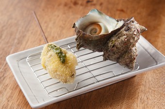 肝の苦みとバジルが香る『サザエのジェノバソース』