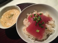 自慢の串揚げを10本と、自家精米した玄米とろろ御飯にマグロの中落ちを添えたセットです。