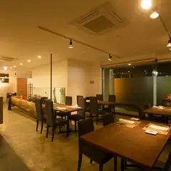 広々とした店内は車いすへの対応も可能。アレルギーの相談も