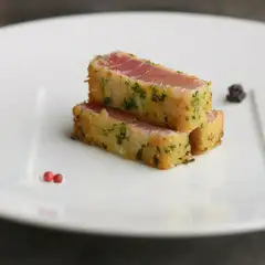大間の本マグロを使用。表面と中身の食感の違いを楽しむ『前菜』