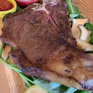 火山岩を敷き詰めたグリルで、赤身肉をゆっくり焼いて肉の味を引き出す。手間と時間を惜しまずに、丁寧に焼き上げます。塊で焼くこその美味しさをお楽しみください。
大きく切って、そのままガブリと！
