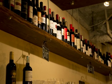 ソムリエでもある店主が丁寧にセレクト。100銘柄以上のワイン