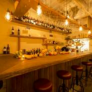 おしゃれで温かみのある店内。食事やお酒にこだわるグルメなカップルが、カウンターに腰掛けているという光景も似合いそうです。
奥にはワインセラーの中をイメージしたテーブル席もあり、雰囲気も楽しめます。