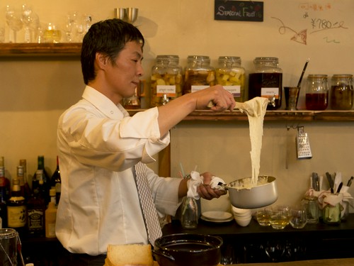 チーズとジャガイモを練って作るフランスの伝統料理『アリゴ』