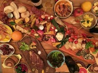 IKバルといえば塊肉グリル、アヒージョ、パエリア！
ワインとサングリア飲み放題もついて安心